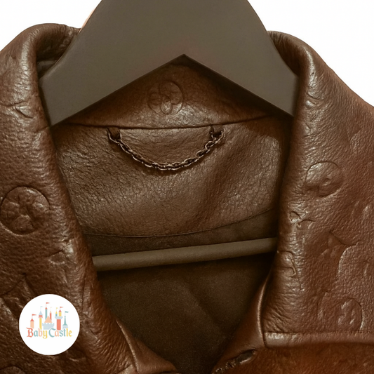 Chaqueta café de cuero para niña estampado Louis Vuitton